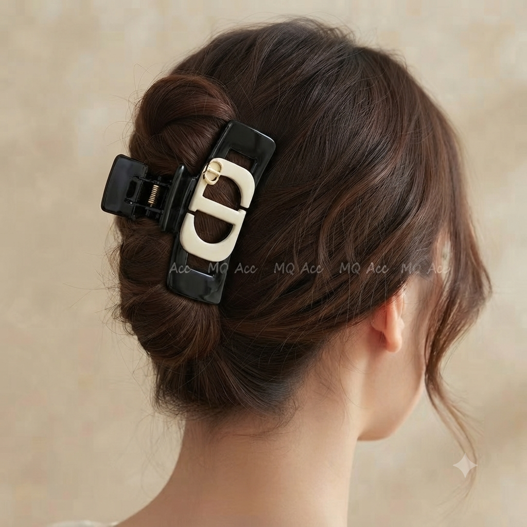 CD Hair Claw Clip Style In Black
