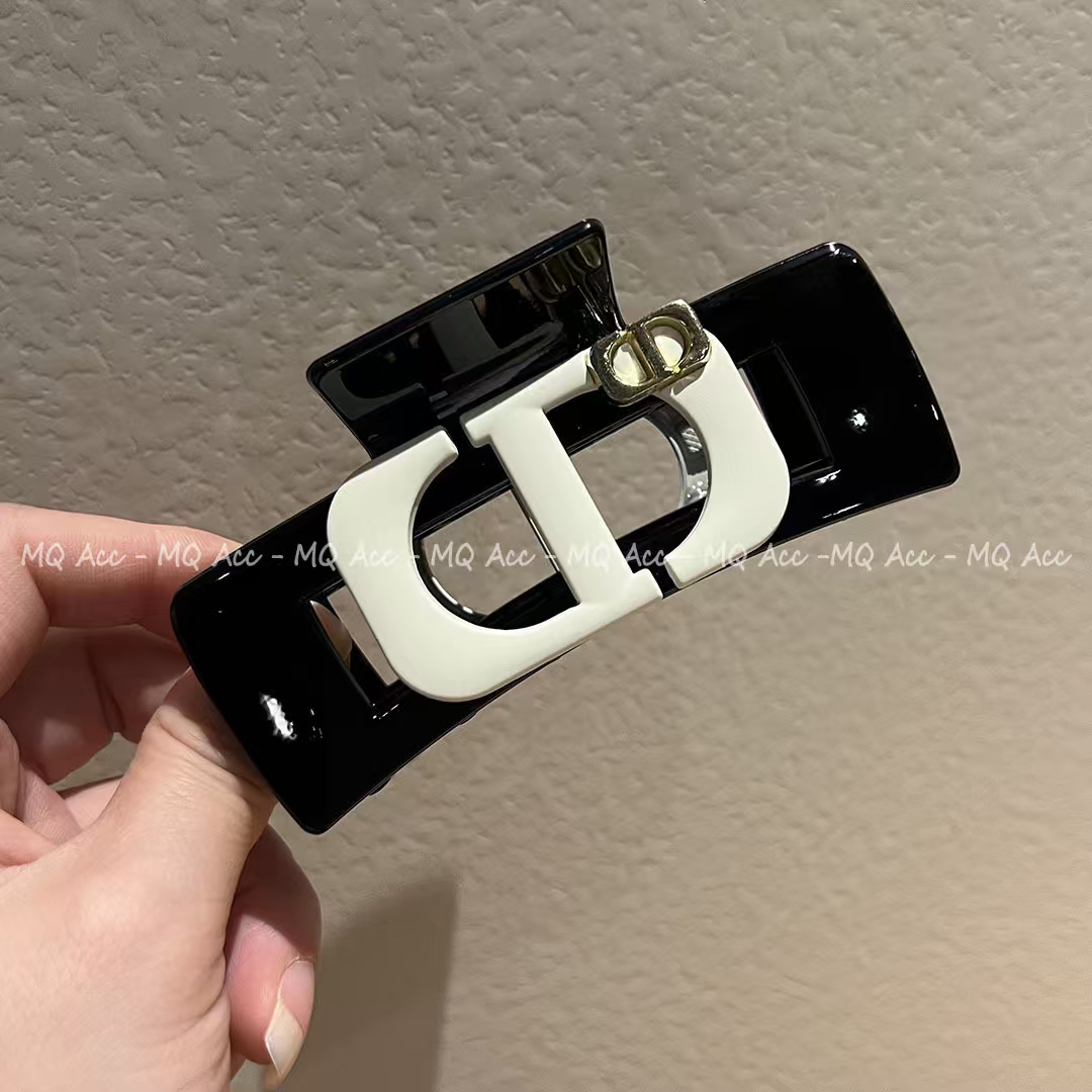 CD Hair Claw Clip Style In Black
