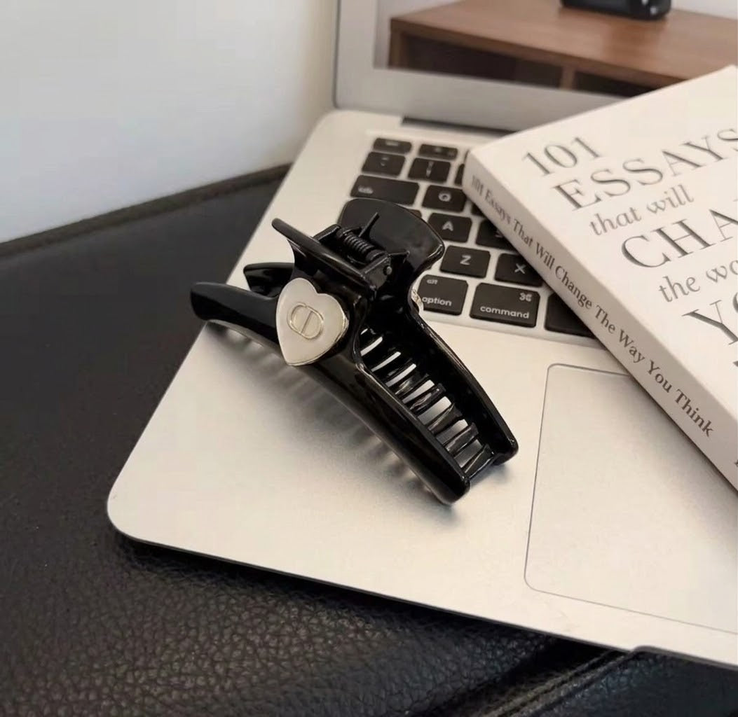 CD Hair Claw Clip Style In Black