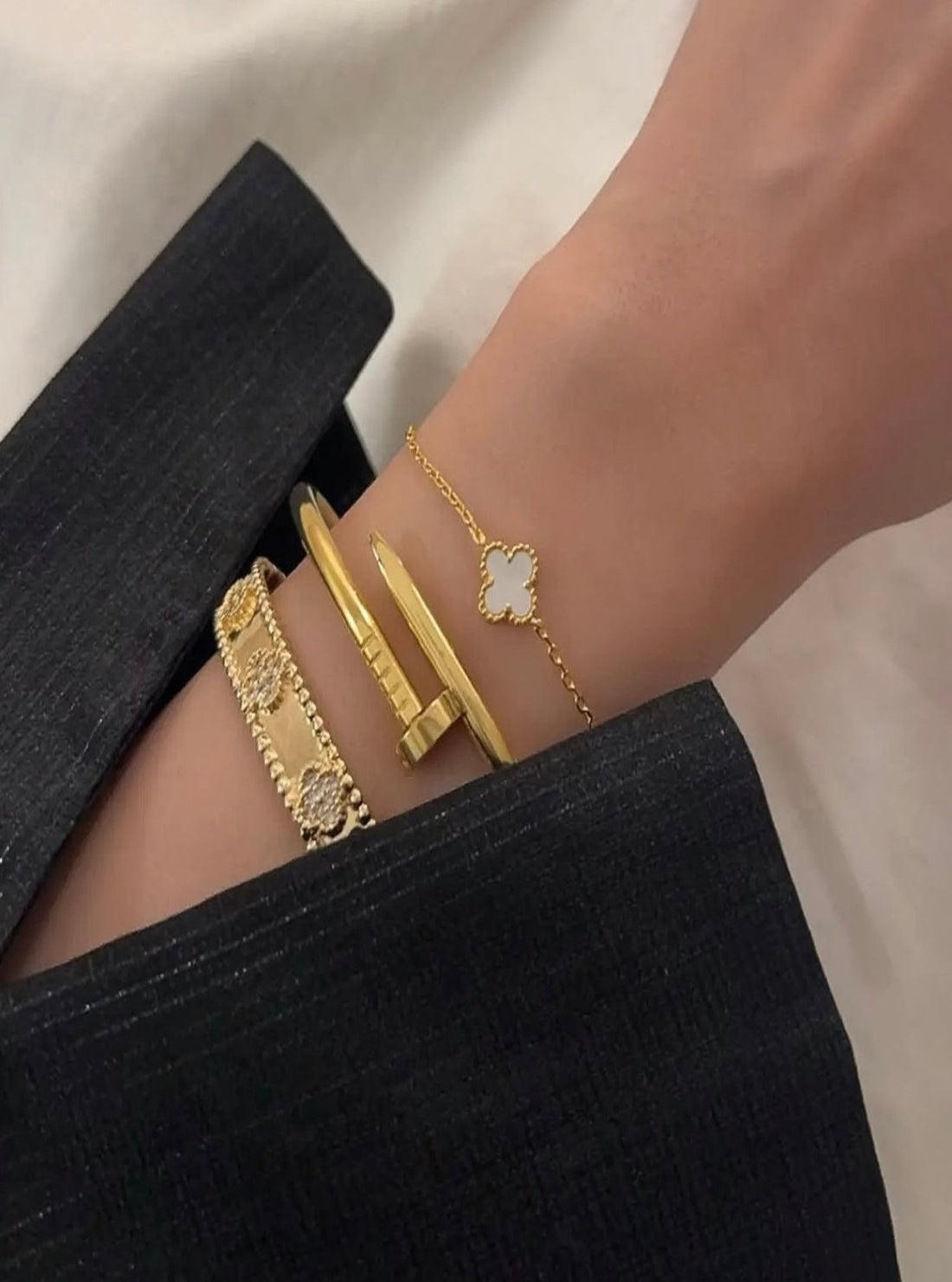 Clover Bracelet Mother of Pearl One Four Leaf Flower 18k Yellow Gold Bracelet