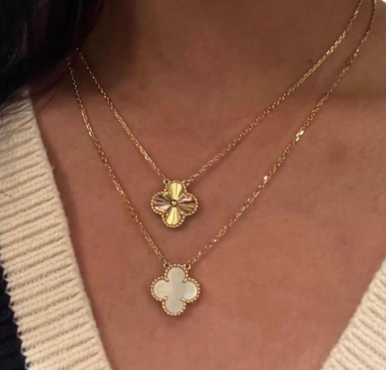 Minimalist 18k gold clover pendant with natural Mother of Pearl, ideal for a sophisticated layered jewellery look.