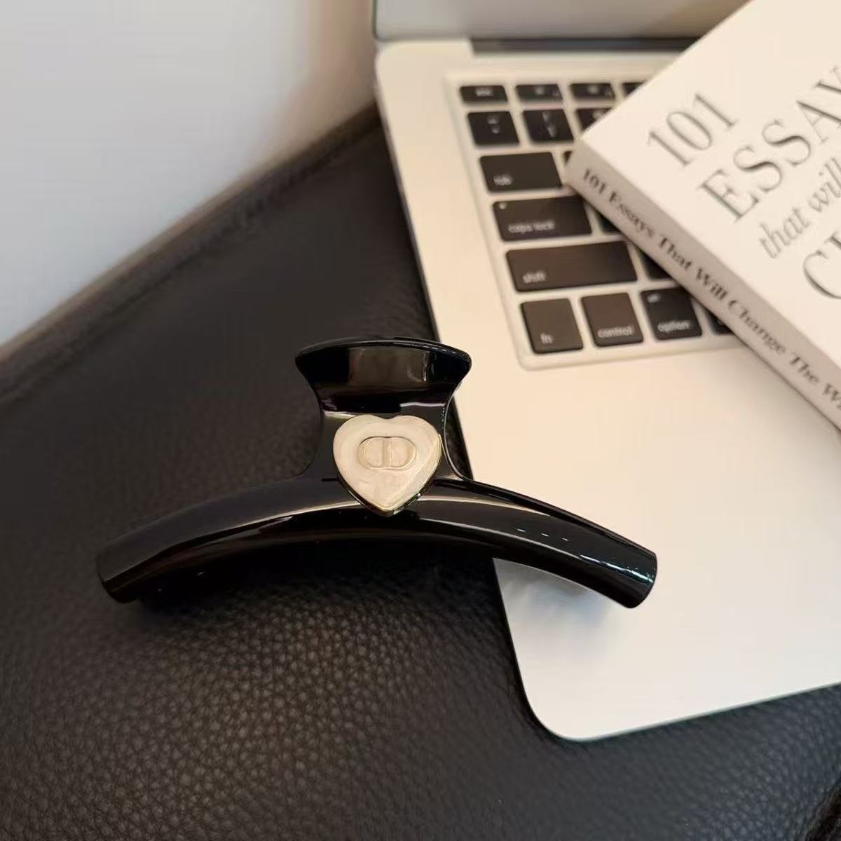 CD Hair Claw Clip Style In Black