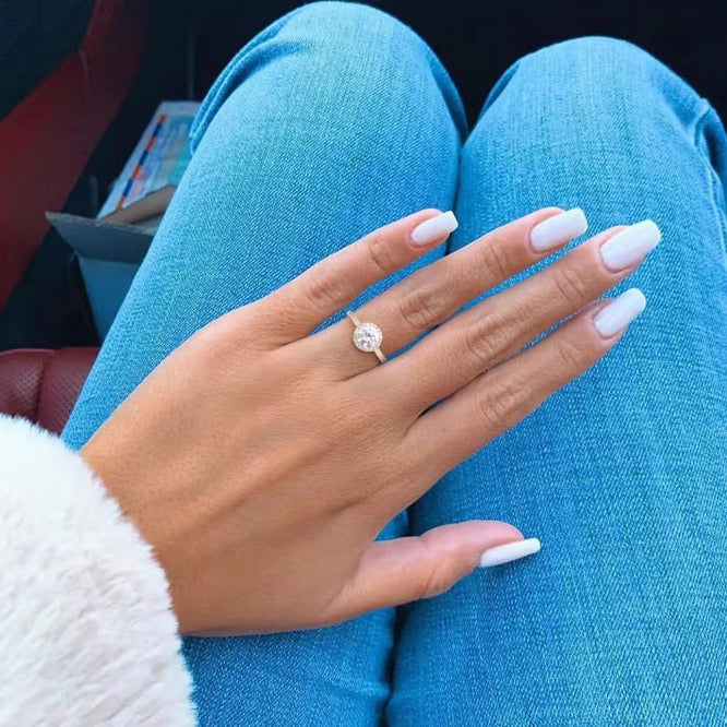 Round Cut Engagement Ring Diamond Collection Halo 18k Gold Solitaire Pave