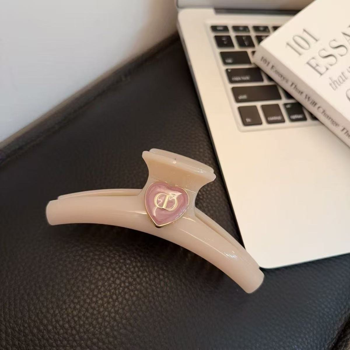CD Hair Claw Clip Style In Pink