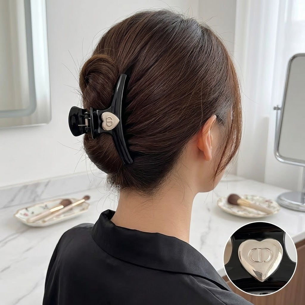 CD Hair Claw Clip Style In Black